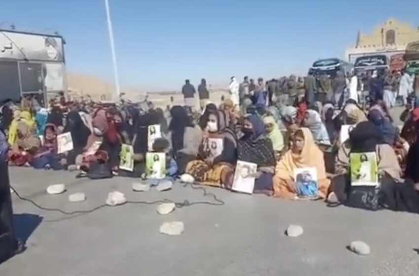  Quetta-Karachi Highway Blocked in Kalat as Family of Disappeared man Protests in Freezing Cold