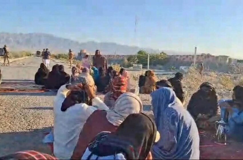  Balochistan: Protesters in Turbat Block CPEC Highway 